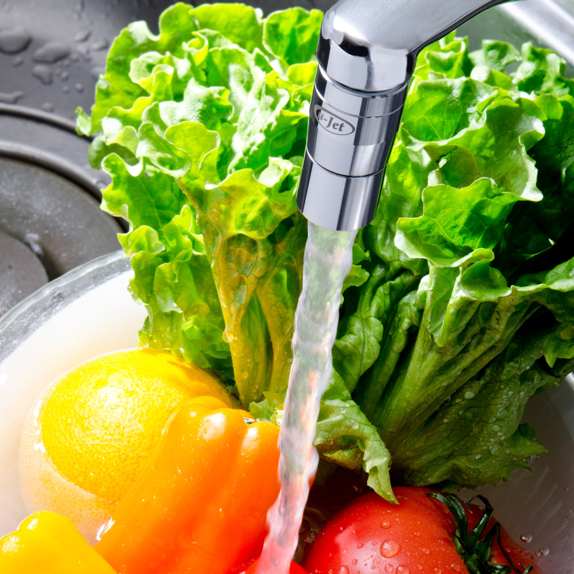 awawaを使って野菜を洗っている様子。やわらかい食材もファインバブルでやさしく洗える。